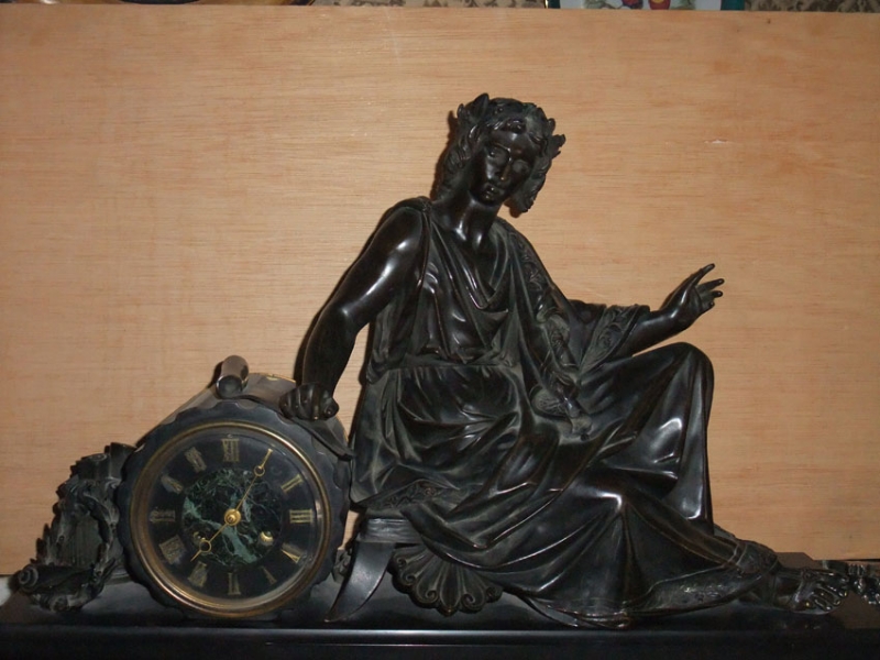 Reloj francés decimonónico con vigura de Virgilio