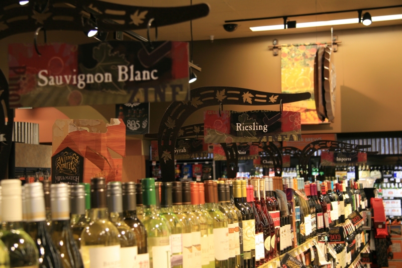 Photo 1 : Organisation par cépage dans un linéaire de vin de supermarché (Californie). Cliché R. Schirmer, 2014.