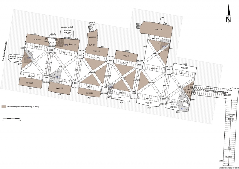 Fig. 9 : Orléans (Loiret) : cave des xiiie-xive siècles, 181, rue de Bourgogne ; longue nef centrale voûtée sur croisées d’ogives, avec caveaux latéraux.