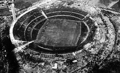 Image n° 1 : Vue aérienne du stade Centenario au moment de la cérémonie d’ouverture.