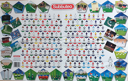 Figure 2 : un Subbuteo Wallchart du début des années 1990, affichant 162 équipes ainsi que des coffrets et accessoires.