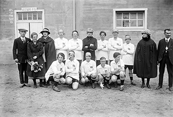 Figure 2 : l’équipe d’Angleterre avant le match France-Angleterre (0-0) disputé au stade Pershing le 30 octobre 1921. 