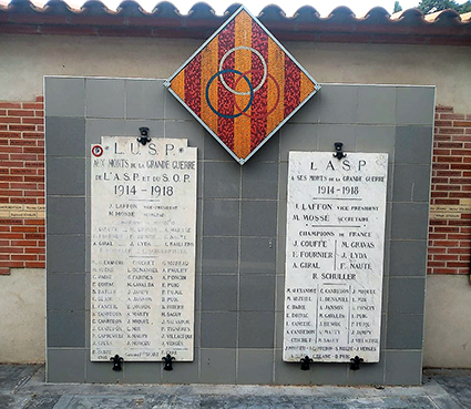 Figure n° 2 : Monument funéraire à l’entrée du stade Giral à Perpignan.
