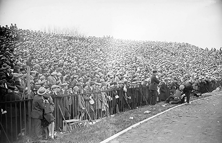 Figure n° 1 : Les spectateurs du match France-Pays de Galles de rugby stade de Colombes, 21 avril 1930.