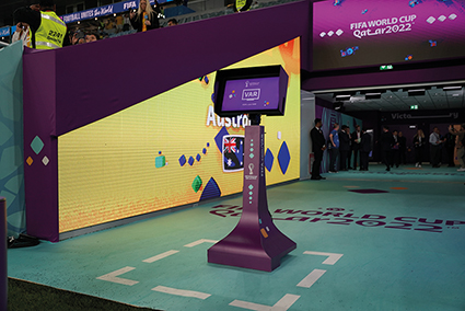 Figure n° 2 : L’écran de télévision de la VAR réservé à l’arbitre de champ lors du match de premier tour France-Australie de la Coupe du monde 2022 au Qatar (22 novembre 2022). 