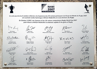 Figure n° 4 : Plaque commémorative en l’honneur de William Webb Ellis apposée au cimetière de Menton et signée par les capitaines des vingt équipes participant à la Coupe du monde 2007.
