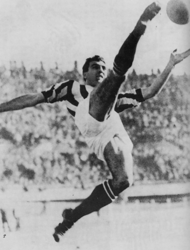 Figure n° 1 : Une image patrimoniale la « rovesciata » de Carlo Parola sous le maillot de la Juventus