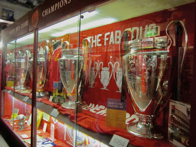 Figure n° 3 : La vitrine à trophées bien garnie du Liverpool FC.