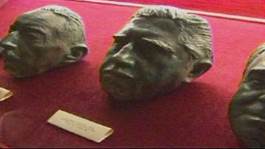 Fig. 1 : bustes des chefs de la junte militaire 