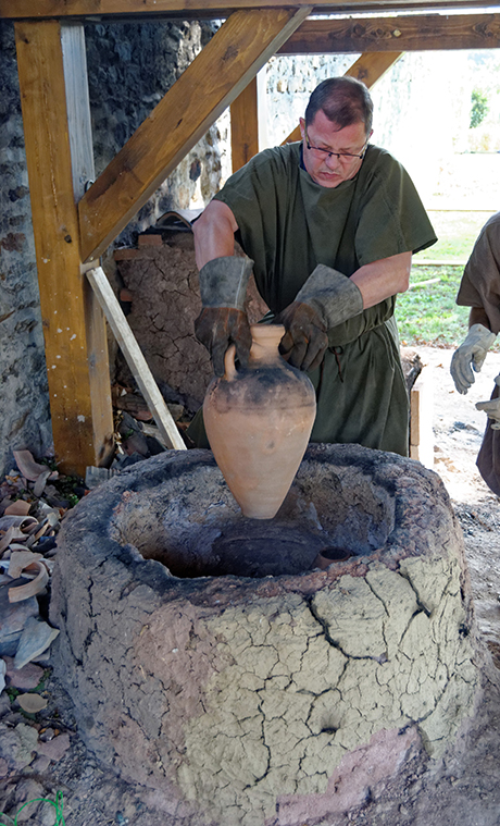 Ill. 10 : Expérimentation de cuisson de céramiques dans des fours de potiers gallo-romains reconstitués, Vinalia 2015. © Nicolas Monteix, Université de Rouen.