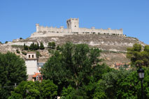 Figura 19. Castillo de Peñafiel, arquitectura militar y torre de vigía de La Ribera; hoy museo provincial del vino (Foto de C. Cascos, et F. Molinero, 21-06-2009).