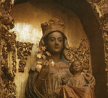 Figura 20. Escultura gotica del Monasterio de Nuestra Señora de la Viña; la Patrona sostiene el conjunto de racimos y hojas que son asimismo motivo de decoración del fondo del retablo.