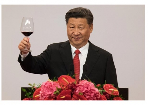 Figure 7 : Le président Xi Jinping porte un toast au vin rouge lors d’un banquet à Hong Kong le 30 juin 2017.