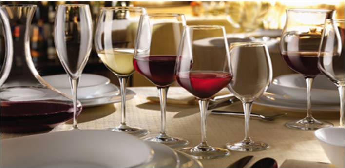 Figure 8 : Une table de fête dressée en France avec un verre par vin.