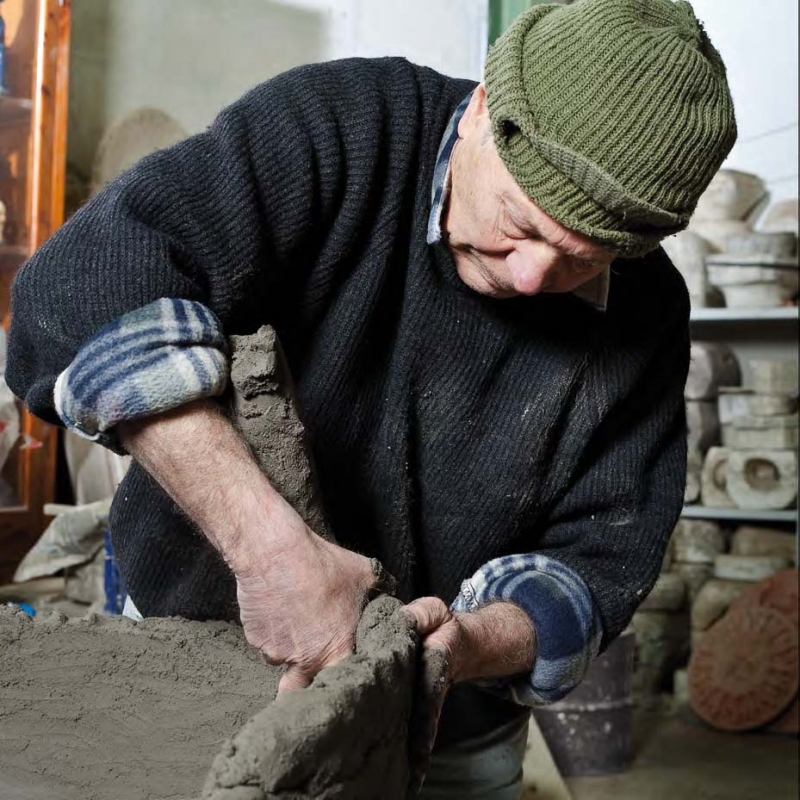 Photo n°11 : Dans l’atelier Artenova la fabrication des jarres est réalisée de manière traditionnelle selon la technique du montage au colombin. ©Artenova.