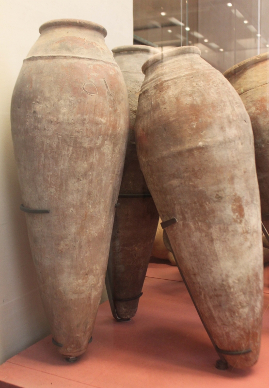 Photo n°2 : Jarres égyptiennes, époque thinite, 3100-2700 av. J.-C. Abydos, tombeaux des rois des deux Ières dynasties, Musée du Louvre, Paris.