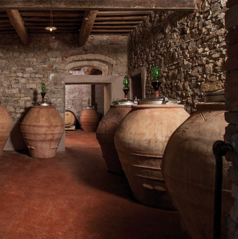 Fotografia n°14: anfore vinarie dell&apos;atelier Artenova all&apos;interno della cantina della proprietà Grignanello, a Castellina in Chianti, provincia di Siena.