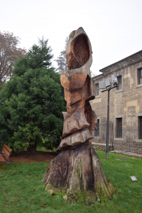 Fig. 2 - Sequoia multicentenaire transformé en sculpture. Vitoria-Gasteitz, Espagne.