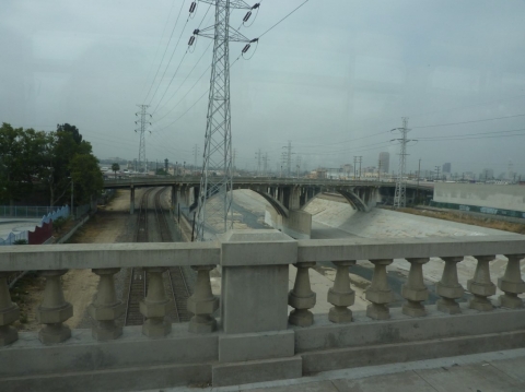 Vue du fleuve Los Angeles depuis le pont North Spring Street jouxtant le Los Angeles State Historic Park, ou « Cornfield ».